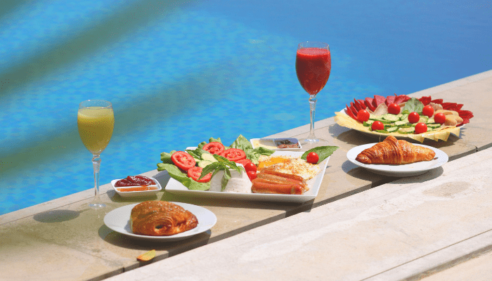 15+ Aperitivos à Beira da Piscina para Festas de Verão